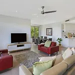 Sunshine Beach Retreat - 3 Bedroom Family Apartment - Wifi - Netflix - 2 Cars