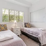 Cosy Apartment With Ocean Views, Sunshine Beach