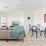 Cosy Apartment With Ocean Views, Sunshine Beach