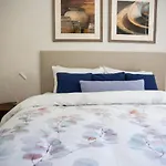 2 Bedroom Renovated Townhouse, Walk To Noosa River