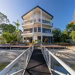 Riverfront 2 Bedroom Penthouse, Steps From Hastings Street - By Stay Noosa
