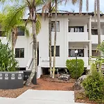 St Tropez 7, Stylish Apartment On The Noosa Waterfront, River Views