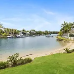 St Tropez 7, Stylish Apartment On The Noosa Waterfront, River Views