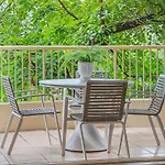 2 Nereus Easy Living In Great Location
