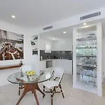 Luxury In The Heart Of Hastings Street 628