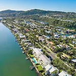 Commodore 5 Modern Waterfront