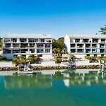 Commodore 5 Modern Waterfront