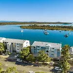 Commodore 5 Modern Waterfront