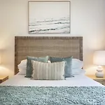 Beachside 2-Bed House With Pool, Courtyard & Bbq