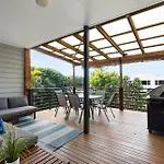 Spacious 2 Bedroom Pet Friendly Home With Pool