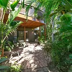 Pet Friendly Tropical Escape In Sunshine Beach