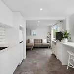 Henderson St, Studio Apt