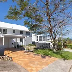 White Beach House High On Belmore, Pets Welcome