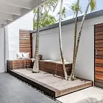 Villa One - Immaculate Townhouse On Noosa Parade