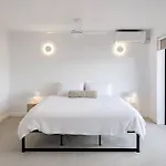 Pooch Friendly Renovated Beach Retreat With Views