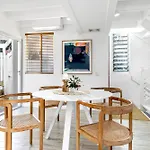 2-Bed Coastal Haven With Pool By Sunshine Beach