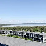 The Hamptons Lake House - Noosa Heads Luxury House