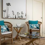 Endless Summer Beach Retreat-Pet Friendly, Walk To Shops