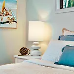 Endless Summer Beach Retreat-Pet Friendly, Walk To Shops