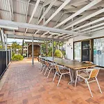 Stylish Poolside Villa, Noosa