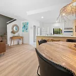 Modern & Stylish 2 Bedroom Townhouse