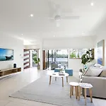 Tranquil & Modern Riverside Getaway