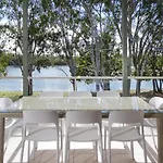 Tranquil & Modern Riverside Getaway