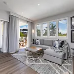Sleek, Modern And Comfortable On Hastings Street
