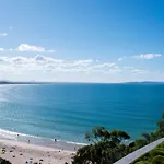 Hastings Park: Luxury Penthouse, Private Pool & Views