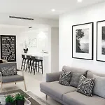 Hastings Park: Elegant Noosa Gem By The Beach
