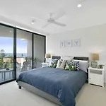 Sunny And Spacious Sunshine Beach