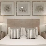 Hastings Park: Elegant Noosa Gem By The Beach