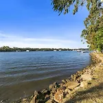 Stunning River House - 51 Hilton Esplanade
