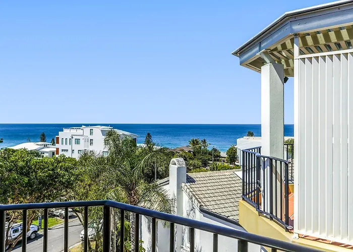 Cosy Apartment With Ocean Views, Sunshine Beach