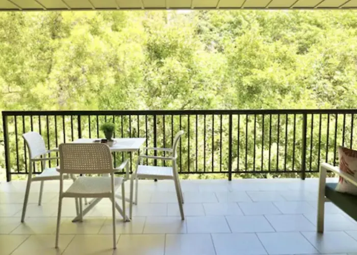 Tranquil Treetop Retreat Minutes From The Beach 7405