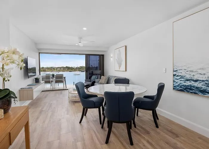 Commodore 5 Modern Waterfront