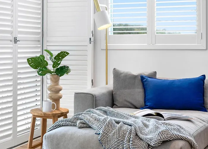 Central Location Stylish 3 Bed With Pool - Sunshine Central
