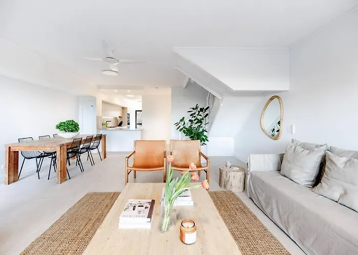 Pooch Friendly Renovated Beach Retreat With Views