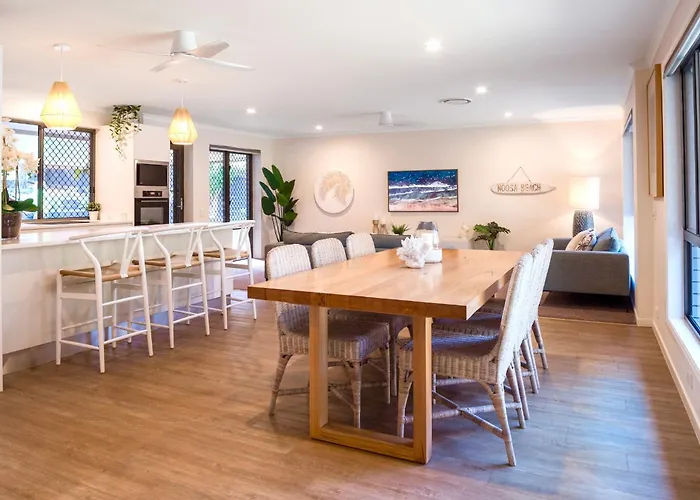 Endless Summer Beach Retreat-Pet Friendly, Walk To Shops