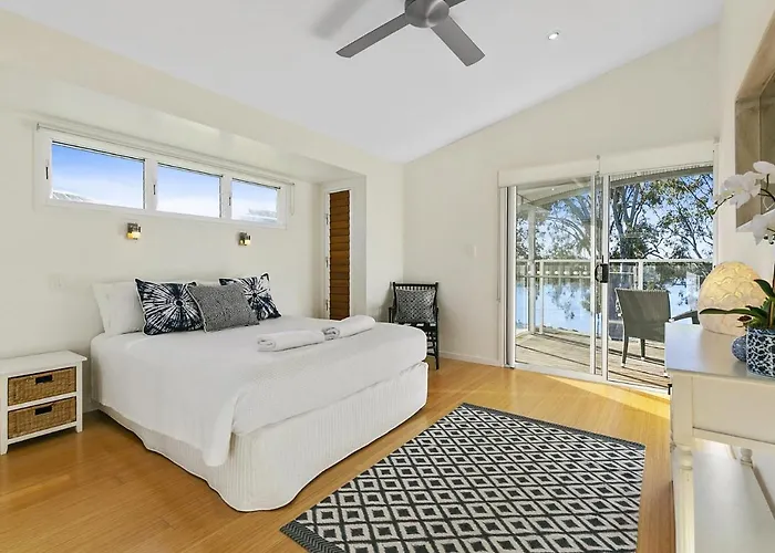 Stunning River House - 51 Hilton Esplanade