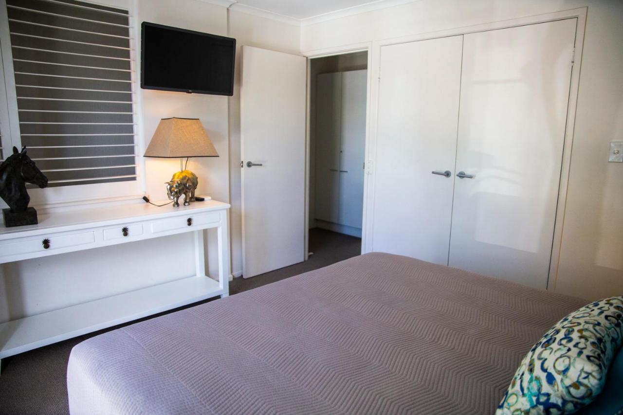 2 Bedroom Renovated Townhouse, Walk To Noosa River *