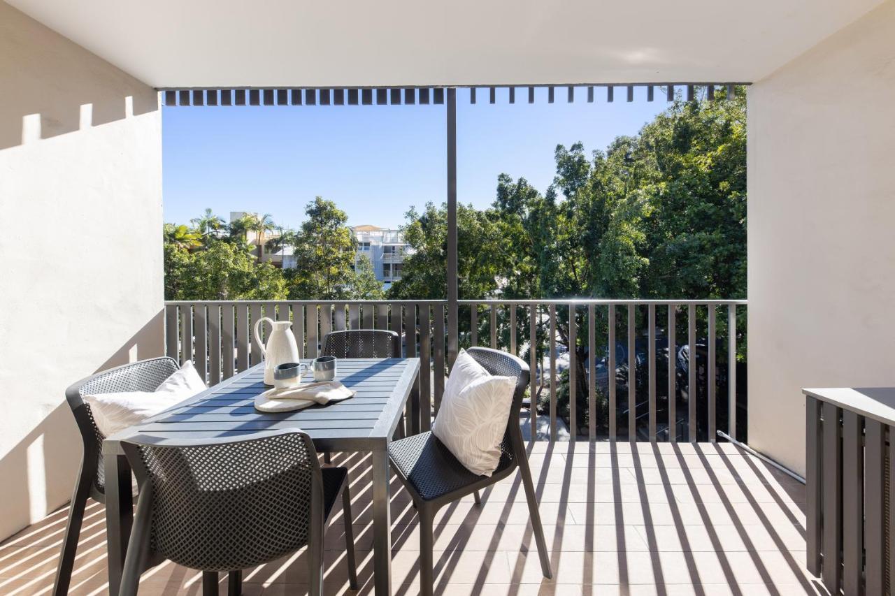 Apartment Elegant Modern Coastal Escape Steps From Main Noosa Heads