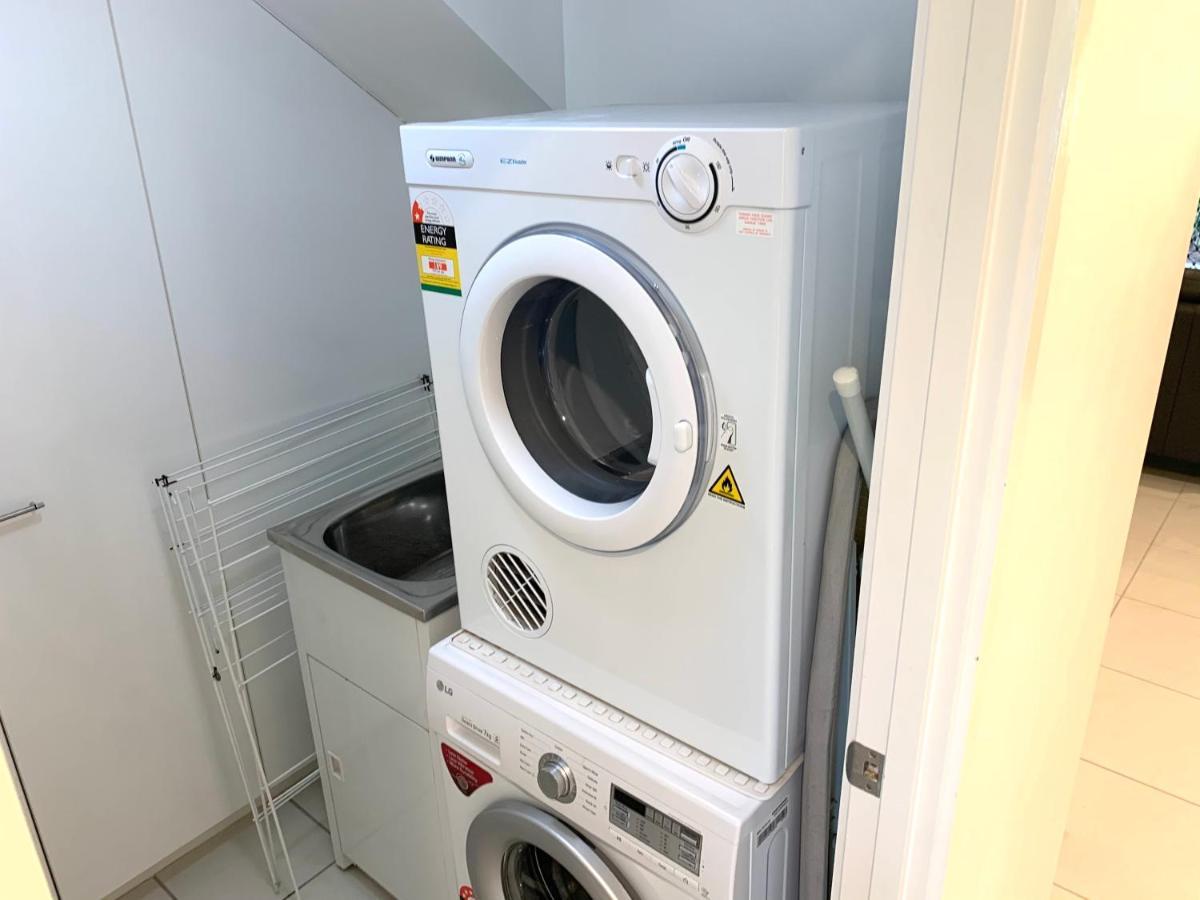Tropical Retreat In 2 Bedroom Townhouse Apartment *
