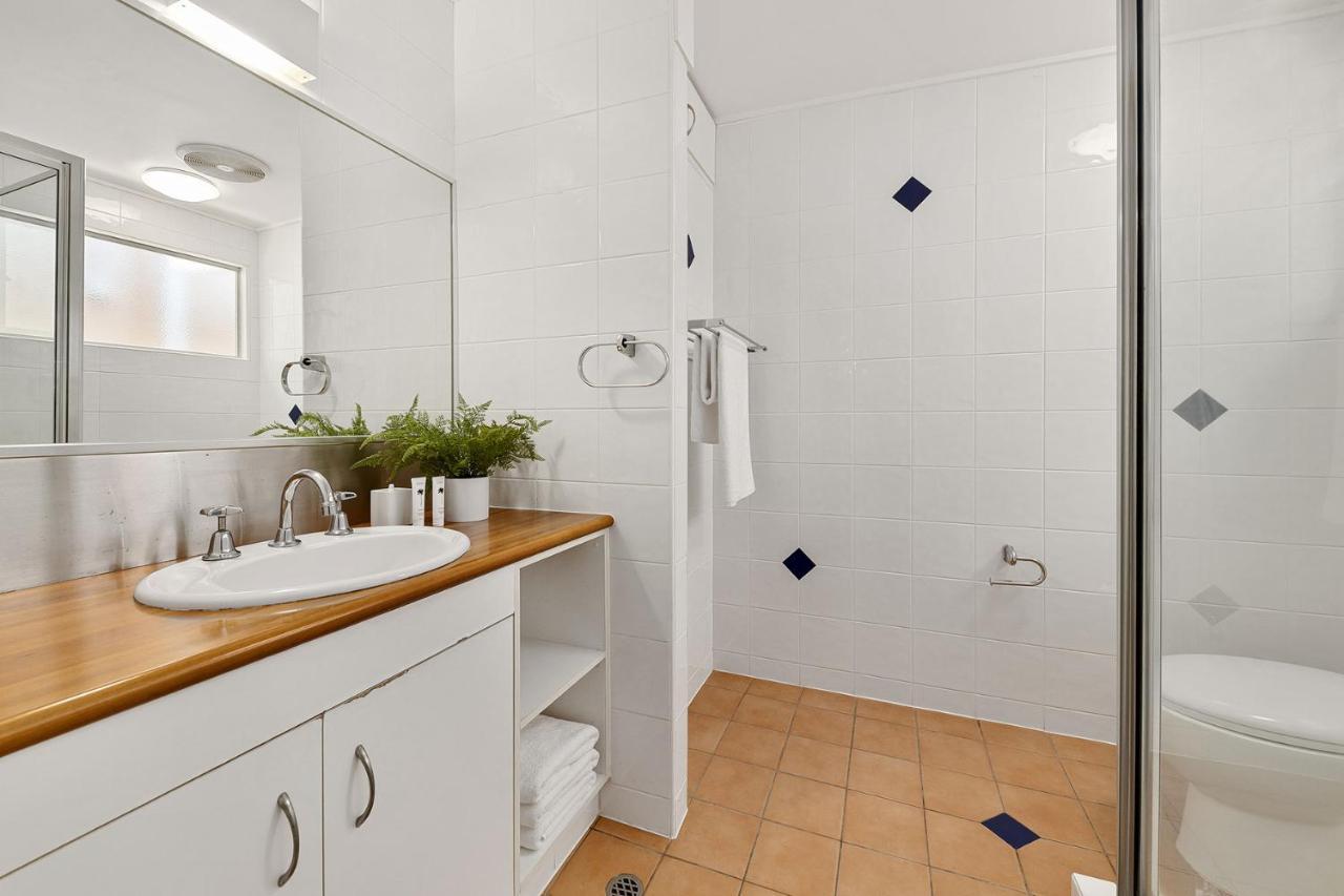 Apartment Ocean Views Central To Everything , 2 Bed, 2 Minute Walk To Beach *
