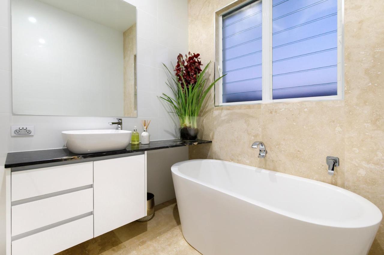Exquisite Riverside Living, * Noosaville