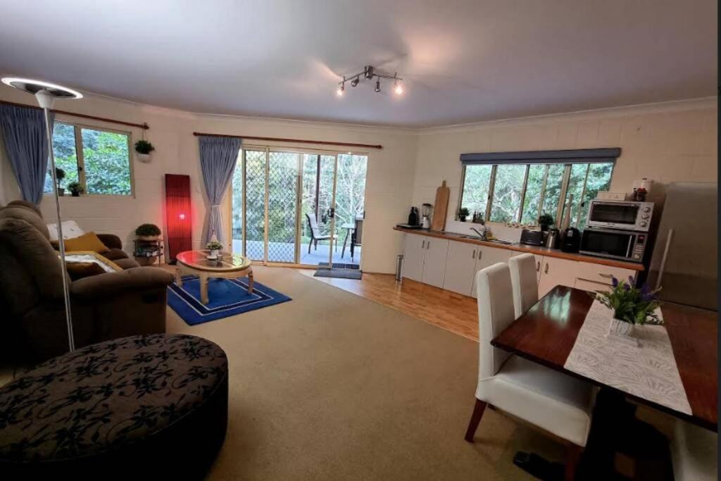 Apartment Deluxe Forest Escape - Arcade Games Room, Jacuzzi, Sauna, Bar, Bonfire! *