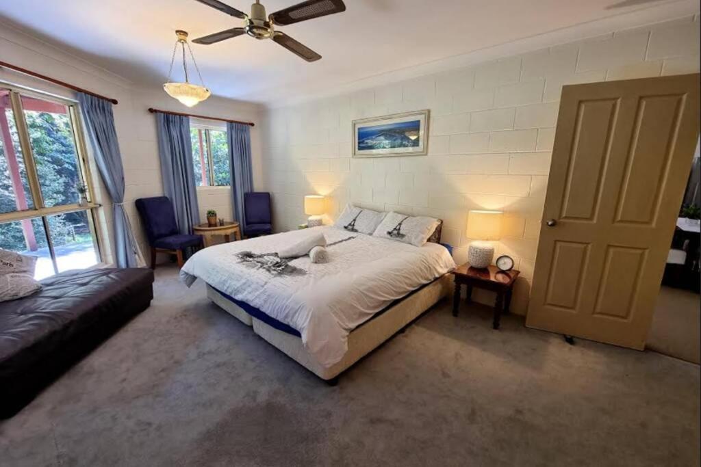 Apartment Deluxe Forest Escape - Arcade Games Room, Jacuzzi, Sauna, Bar, Bonfire! *
