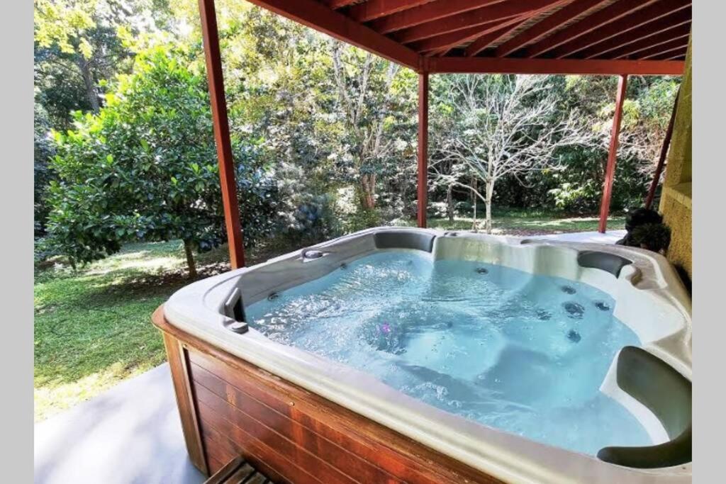 Deluxe Forest Escape - Arcade Games Room, Jacuzzi, Sauna, Bar, Bonfire! Apartment