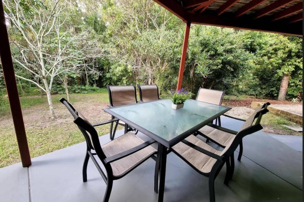 Deluxe Forest Escape - Arcade Games Room, Jacuzzi, Sauna, Bar, Bonfire! Apartment Tewantin