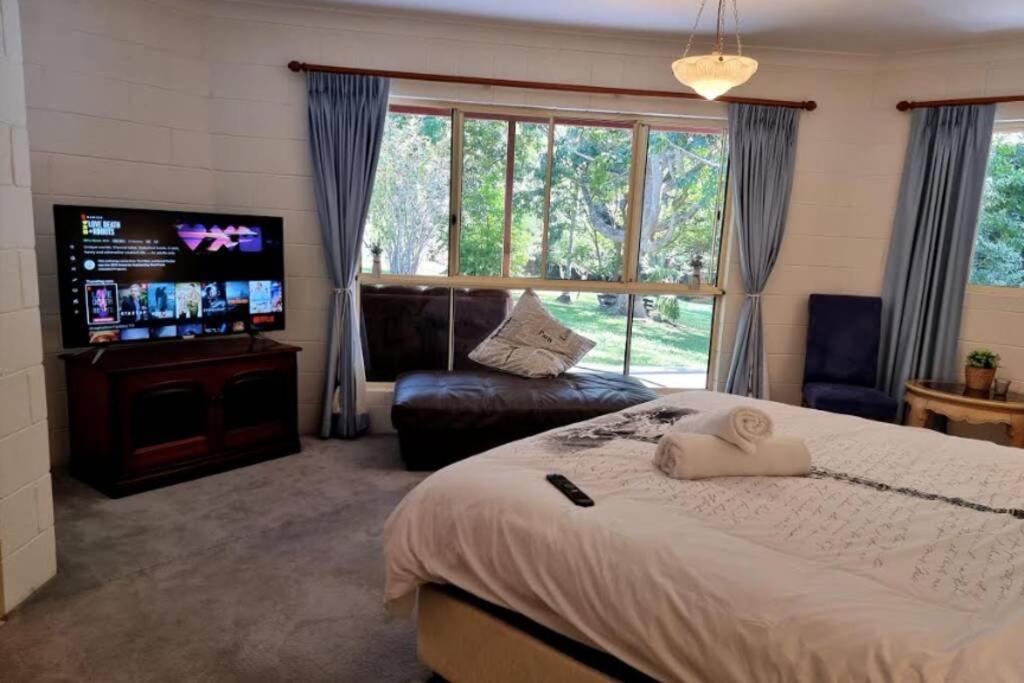 Deluxe Forest Escape - Arcade Games Room, Jacuzzi, Sauna, Bar, Bonfire! * Tewantin